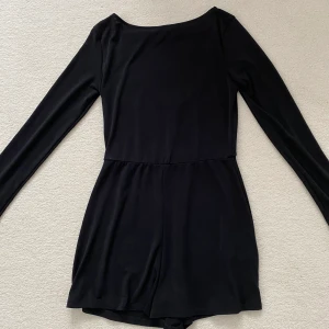 Playsuit - Oanvänd playsuit, öppen i ryggen. Storlek S, 100kr +frakt