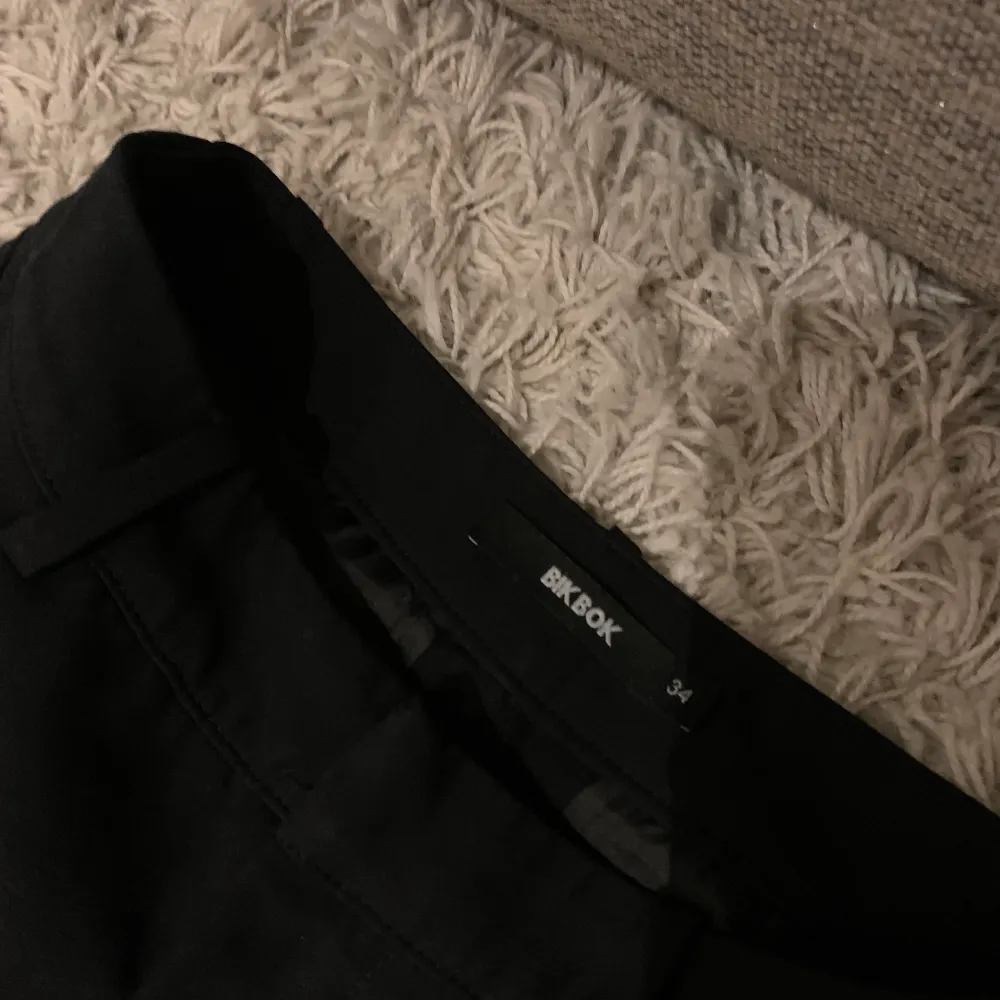 Svarta kostymbyxor från bikbok i storlek 34! Köparen står för frakt!. Jeans & Byxor.