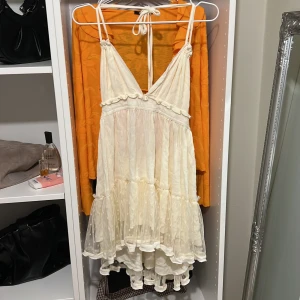 Klänning - Säljer denna helt oanvända klänningen då den inte riktigt var min stil 🥰🥰