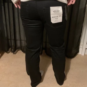 Jack&jones jeans - Jätte fina jack&jones jeans köpta på herr avdelningen, aldrig använda, lapparna kvar! Nypris 799kr säljs för 299kr. Köparen står för frakt. 