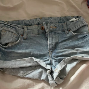 Shorts  - jag upplever dom som lågmidjade, aldrig använda och inget synligt slitage 
