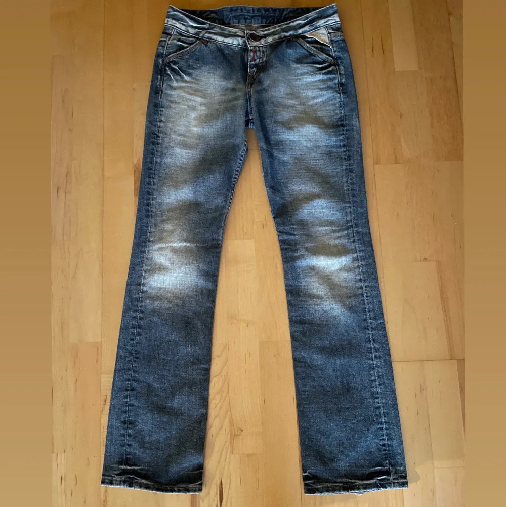 Lågmidjade replay jeans med rosa/lila detaljer på bakfickorna. Köpta secondhand men tyvärr lite för stora för mig så därför säljer jag dem. Waist 27 och length 32. Jeans & Byxor.