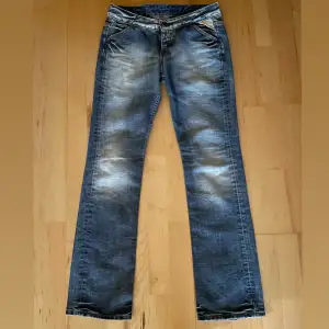 Lågmidjade replay jeans med rosa/lila detaljer på bakfickorna. Köpta secondhand men tyvärr lite för stora för mig så därför säljer jag dem. Waist 27 och length 32