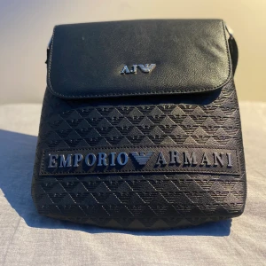 Armani Väska - Armani väska till sala nu. Säljer den för 550kr jag bjuder på frakten.! Det är inget fel på väskan den har inte några repor eller trasig någonstans. Kan ta mera bilder om man vill och skriv till mig om ni har några frågor så svarar jag så fort jag kan!💫⭐️