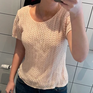 Stickad topp - Jätte gullig stickad topp! Säljer då jag känner att färgen inte riktigt passar mig😊