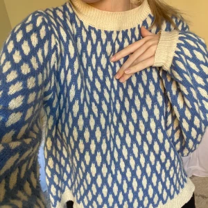 Stickad tröja  - Mysig stickad tröja!! Fått av en vän men knappt använd <33