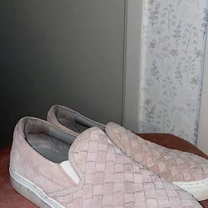 två styckna snarlika skor, jag har inte använt dom så mycket men dem är köpt på second hand :) 150 kr st 