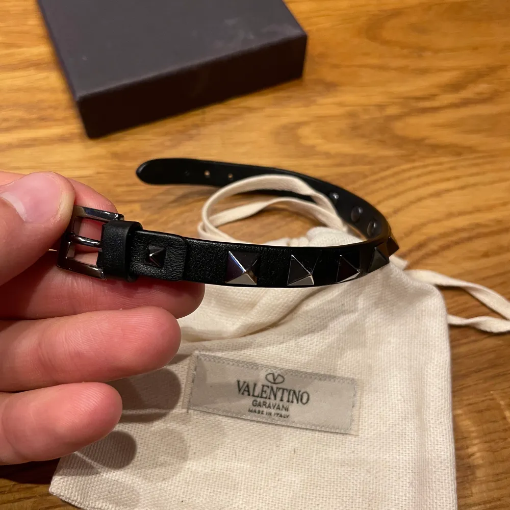Valentino armband i väldigt bra skick, i princip som nytt som ni ser på bilderna. Ingår dustbag, box osv. Nypris 2300kr. Accessoarer.