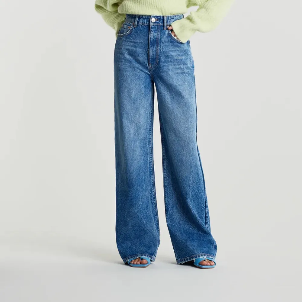 Säljer dem här blåa ”Idun Wide leg jeans” jeansen ifrån ginatricot. Jag säljer dem eftersom de har blivit för små för mig. Jag har sprättat upp dem längst ner vid sömmen för att få dem längre. . Jeans & Byxor.