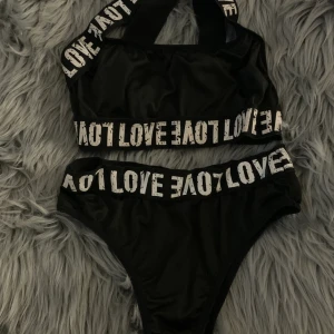 Bekini  - Rensar ut garderoben för att jag snart fyller år o sen kommer julen så lika bra att ha plats men i bra skick och i storlek Xs-S