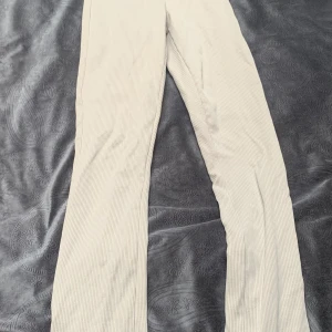 Byxor med slits stl: s - De är lite slitna men ändå bra Skick, högmidjade 