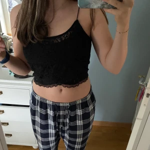 Hollister Topp - Jättefin spets-topp från Hollister! Använd ett fåtal gånger och i nyskick. Storlek XS. Kontakta mig om du är intresserad, köpare står för frakt💕💕💕