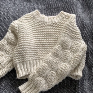 NA-KD vit tröja - Vit stickad tröja från NA-KD. Modellen är kroppar för mig som är 170 cm. Skriv för fler bilder