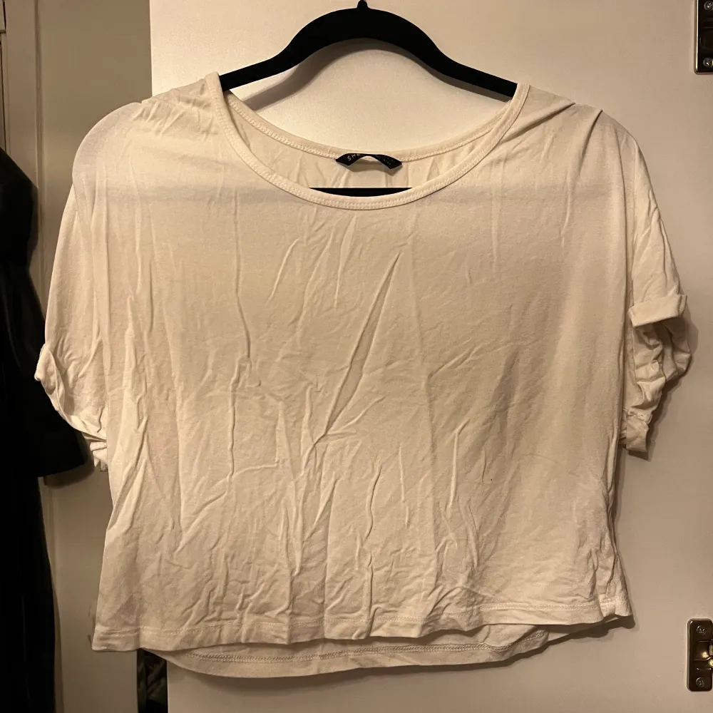 Vit cropped t-shirt från shein i storlek M, använt 2 gånger.💞. Toppar.