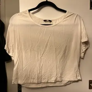 Vit cropped t-shirt från shein i storlek M, använt 2 gånger.💞