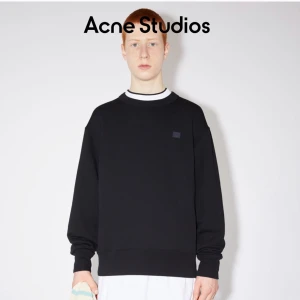 Acne Studios tröja - Modell ”Crew neck sweatshirt”. Tröjan är unisex och använd ett fåtal gånger. Inga defekter.