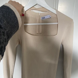 Fin tröja från zara med fyrkantig urringning - (SISTA BILDEN LÅNAD💕) Jag säljer denna fina och slutsålda tröja från zara i storlek s. Jätte fint skick men kommer inte till användning. Skriv gärna för fler bilder. Köparen står för frakten❤️