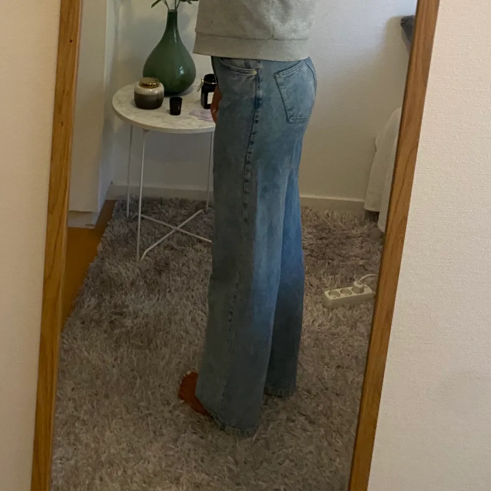 Säljer dessa snygga asymmetrical waist jeans ifrån NA-KD i storlek 38💗använt Max 3 gånger ! Frakt står du själv för💗. Jeans & Byxor.