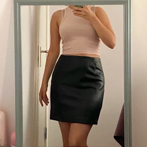 Svart kjol - Svart skinn kjol från bikbok som har använts ett fåtal gånger och är i nyskick. Priset kan diskuteras ❤️säljer pga den e för stor på mig. 