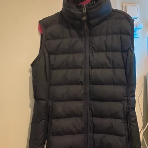 Storlek s - Säljer min parajumper väst i storleken S ( dam modell ) för 1000kr. Köpte den för 2500 kr och använt den ca 10 gånger men kommit fram till att det inte är min stil. Fler bilder med västen på kan ni få privat. 