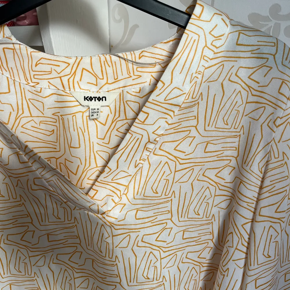 Härlig vit blus med orange mönster. Köpt second hand men kommer tyvärr inte till användning. Mycket fint skick🌸😍. Tröjor & Koftor.