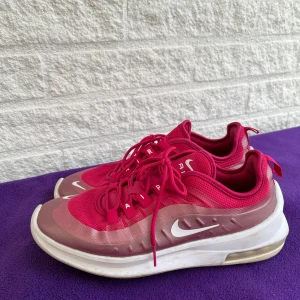 Nike Air Max Axis storlek 40 - Snygga cerisa sneakers i bra skick. Kan skickas mot frakt. Nypris 1200 kr