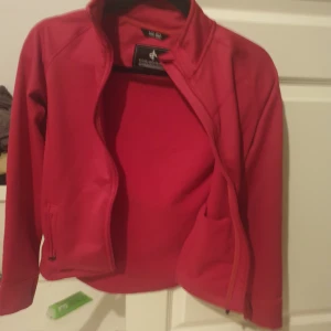 Hdhdb - Hej, jag vill sälja den här blusen i en rosa färg, bekväm för vårpromenader, men även bra för höstkvällar eller vintermorgnar