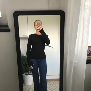 Svart långärmad tröja NA-KD - En svart långärmad tröja från NA-KD. Lyster i tyget och tungt fall. Storlek XS. 