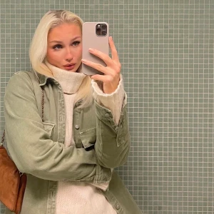 Stickad tröja  - Stickad polotröja, finns tecken på användning, lite nopprig. gjord i alpacaull