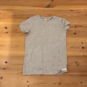 Säljer denna gråa T-shirten från lager 157 i storlek 150 pga att den inte kmr till användning 💕 aldrig använd och köpt för ca 3 månader sedan köpt för 70 och säljer för 39+frakt.