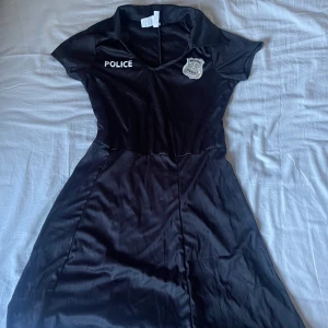 Polis halloween kostym - Passar perfekt nu till halloween! Använd en gång, är i jätte bra skick! Köpt på Buttericks för 475kr. Skriv privat för frågor❤️