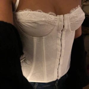 Vit korsett top - Säljer den här söta korsettliknande toppen från shein. Passar om du har c-kupa eller mindre Frakten ingår ej