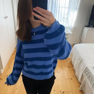 Stickad tröja - Säljer denna populära stickade tröja. Storlek S/M. Skriv för fler bilder!