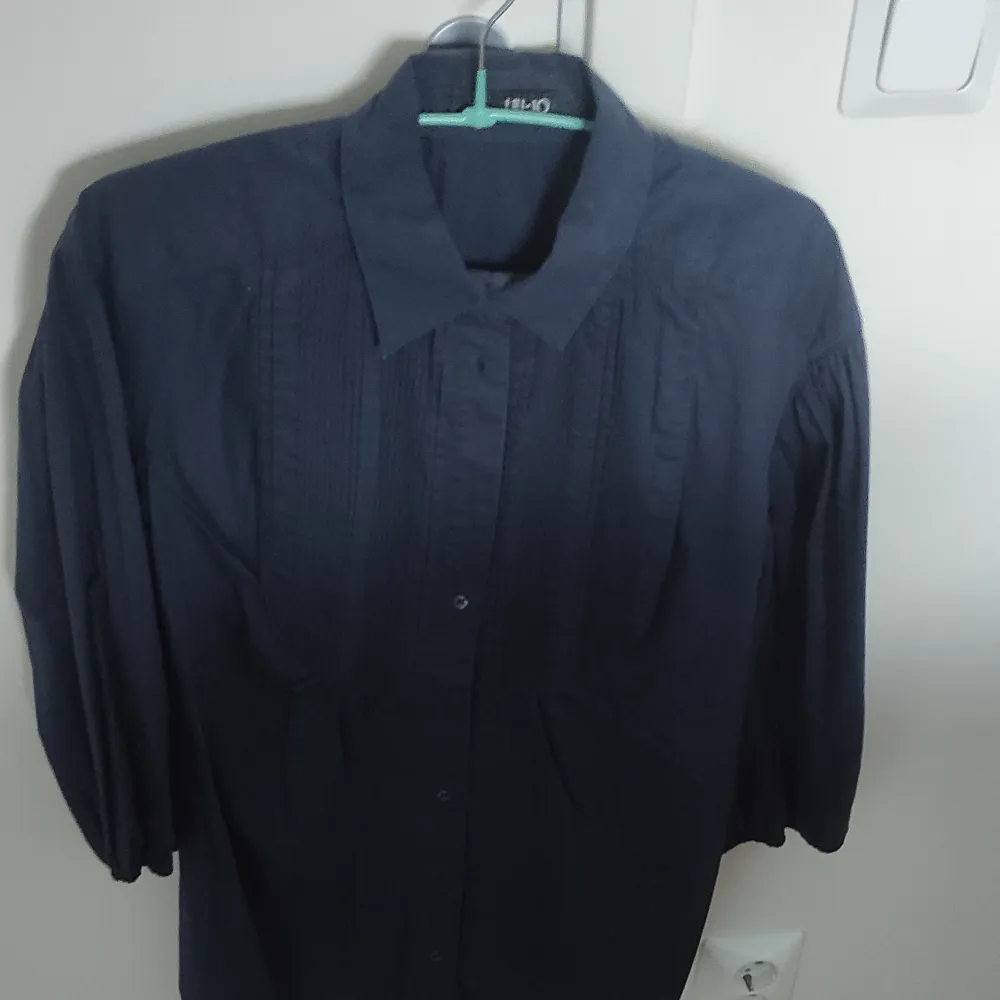 Snygg mörk blå skjorta från Liujo.. Skjortor.