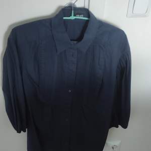 Snygg mörk blå skjorta från Liujo.