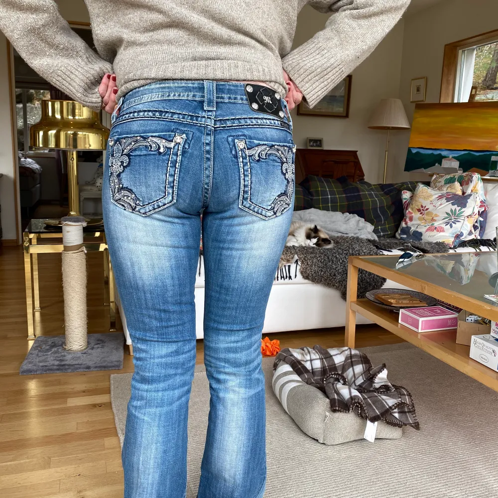 Supercoola MissMe jeans, lågmidjade, bootcut med snygg tvätt! Sparsamt använda i storlek 26. Pris kan diskuteras.. Jeans & Byxor.