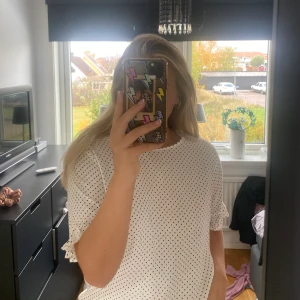 Topp - Jättefin tröja men prickar och volanger. Använda ca 2/3 gånger. 