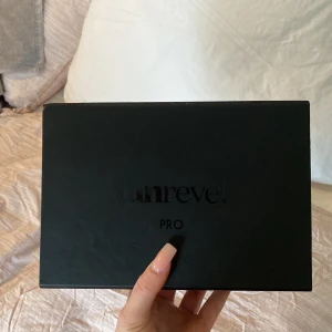 Tanrevel - Sälejer dena tanrevel PRO för ja nt använder brun utan sol längre den e använd några gånger i flaskan fins det kvar vätska till strecket ja håller fingret på de bild 3 