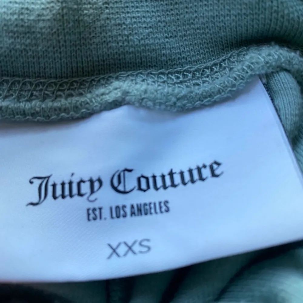 Säljer juicy byxorna i materialet towweling i xxs i ( nyskick) hör gärna av er vid frågor Elr fler bilder på byxorna❤️. Jeans & Byxor.