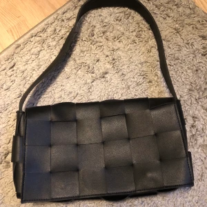 Väska  - Säljer min fina axelväska i svart🖤🖤🖤 inga defekter på den!