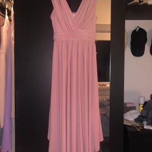 Fin klänning - Storlek S. Använt en gång till skolavslutning! Så fiiin. är ner till ankel ungefär.