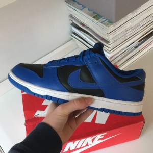 Använda Nike dunks i bra skick. Orginala sulorna är oanvända. Lådan har tydliga skador. Skorna blir rengjorda för den som köper. Pris går att diskutera