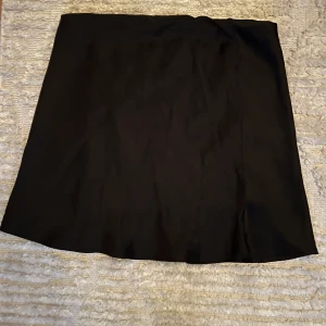 Silkeskjol  - Superfin silkeskjol med härligt fall, Do k för stor på mig (köpte den på rea i tron om att jag skulle orka sy in den😅)  Har klippt bort lappen men skulle uppskatta den till en M/L