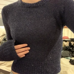 Glittrig blå fest tröja 💙 - Perfekta fest tröjan för när de är lite kallare ute 💓🙏🏻 från bikbok men köpt för länge sen, går inte att köpa längre. Lång i armarna!!! frakt ingår inte 💓