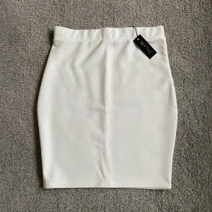 Vit kjol - Oanvänd vit kjol med lapparna kvar. Storlek S, 150kr +frakt