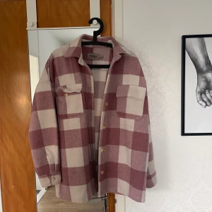 Shacket Bianca X Nelly - Jacka från Bianca Ingrossos kollektion med Nelly. Finns inte att köpa längre. I fint skick.