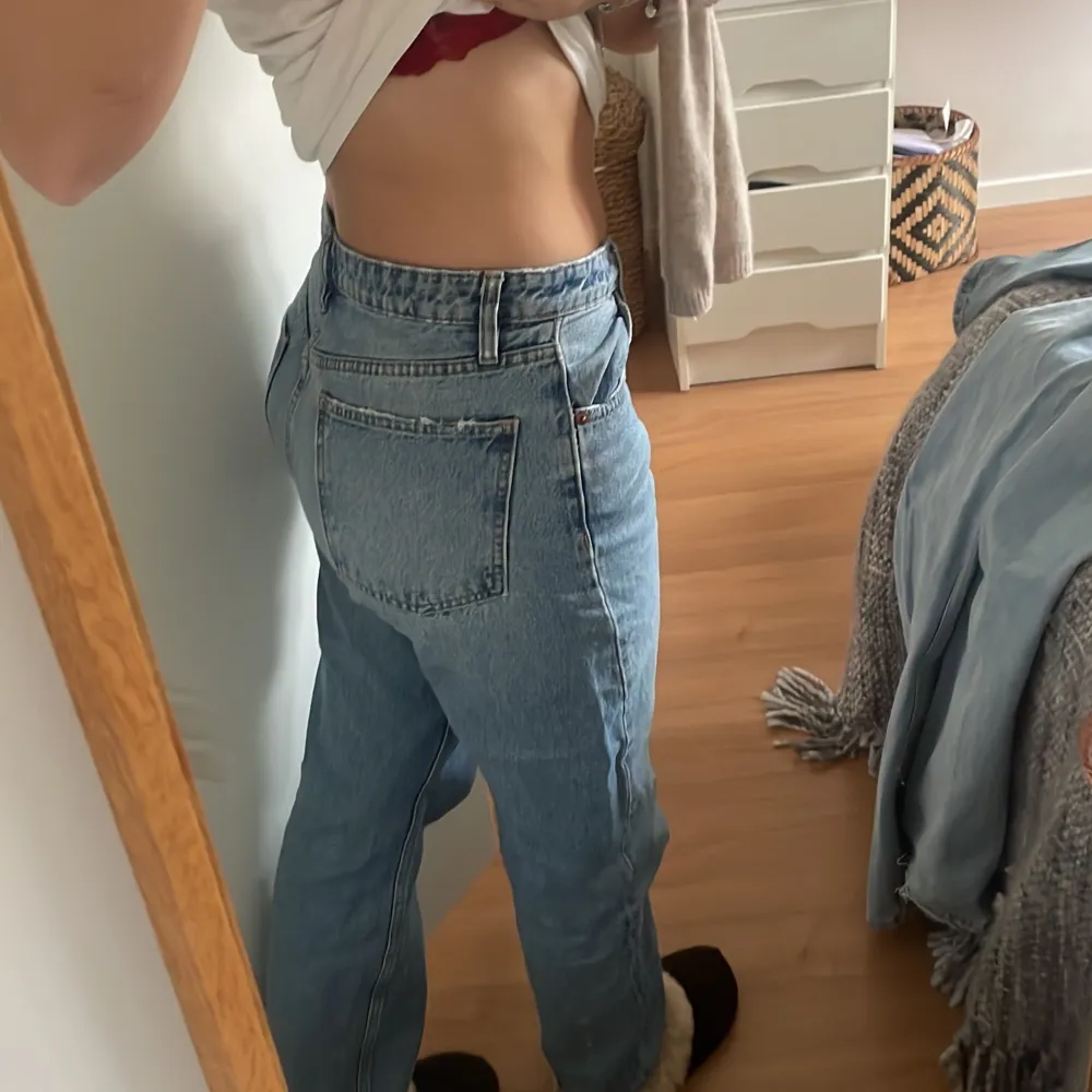 Säljer nu mina jeans i den populära mid raise straight modellen från zara i storlek 40. Sitter perfekt oversized på en 36-38a!! Färgen syns bäst på andra bilden . Jeans & Byxor.