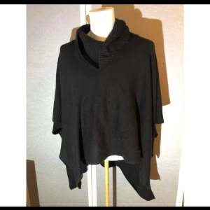 Svart poncho från H&M - Poncho i one size. Sparsamt använd. 