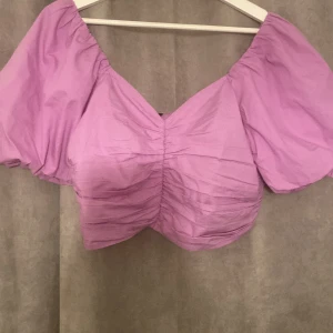 Helt ny top med puffiga armar!  - Helt ny tröja!  Jag köpte denna jättefina tröja för 299kr och säljer den nu för 250kr totalt med frakt!  Det är storlek 42 på den, men personligen skulle jag klassa den som en 38/40!  Vi alla vet att Gina har överdrivet små kläder😅 