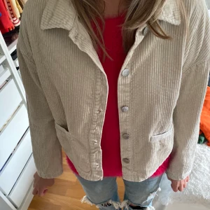 Beige manchester jacka med fickor - Så fin Beige jacka i manchester i strl 34 men passar strl 36 som jag är. Fina detaljer. Så fin och fräsch till våren💗